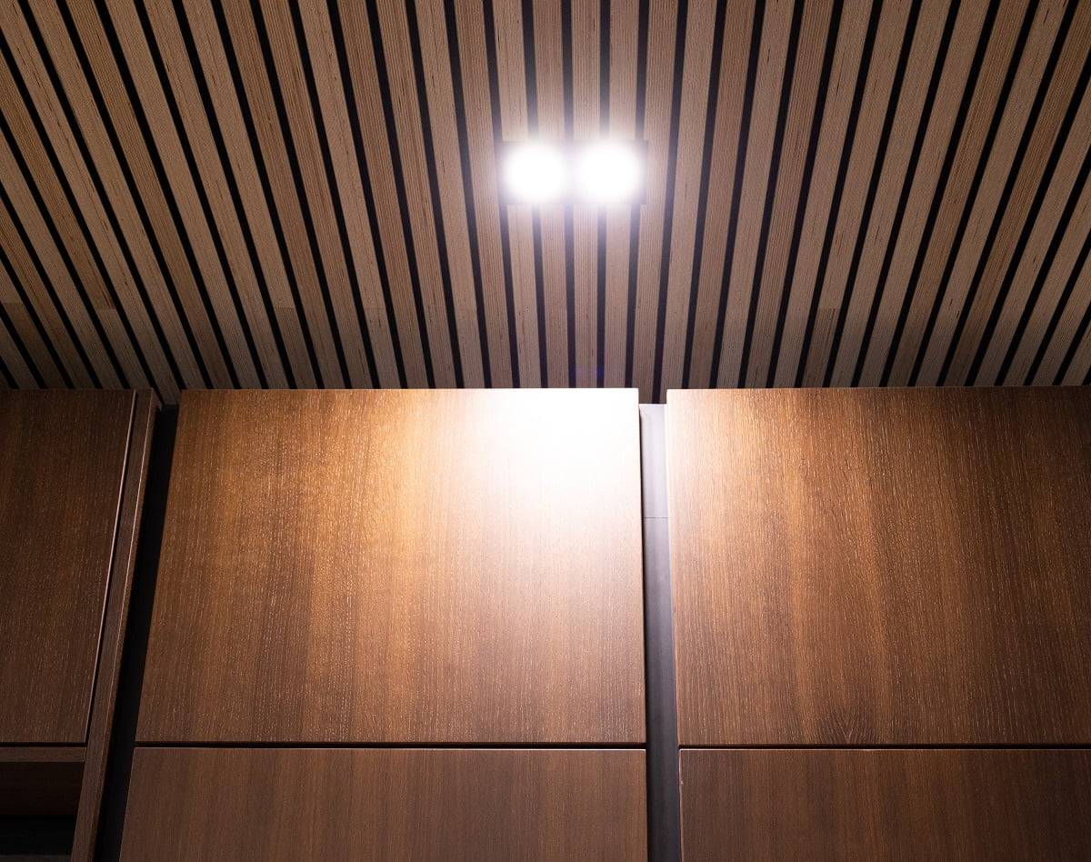 Los focos situados delante de los armarios de la cocina iluminan la zona de trabajo. © LedStore.fi